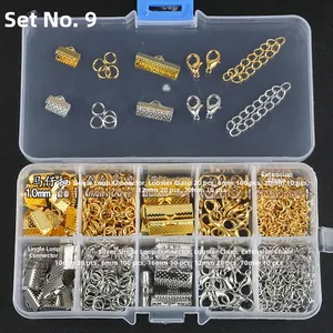 Nahaufnahme des DIY-Schmucksets mit Karabinerverschlüssen und Ringen in der Aufbewahrungsbox