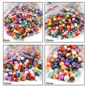 Vue détaillée de perles florales en acrylique à motifs marbrés de 8mm à 14mm de taille