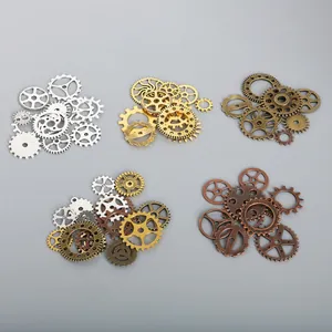 Detail van vintage steampunk tandwielen in vijf metaalkleuren voor DIY-sieraden maken
