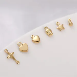 Vue macro détaillée de breloques étoiles et cœurs plaqués or 14K pour la création de bijoux