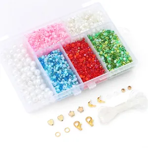 Schmuckbastelset mit bunten Glasperlen und Perlen in einer transparenten Sortierbox
