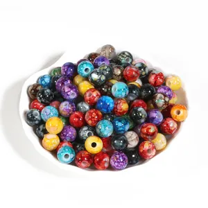 Perles en acrylique à motifs floraux pour bijoux DIY dans un plateau blanc élégant