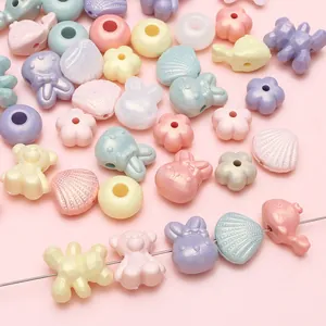 Détail macro de perles acryliques couleurs macaron en forme d'ours et lapin pour DIY