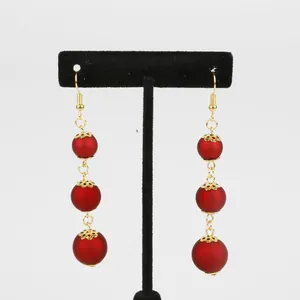 Handgefertigte rote matte Acrylperlen-Ohrringe mit eleganten goldenen Blütenkappen