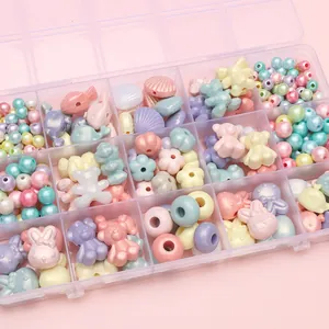 Kit de perles acryliques colorées DIY avec breloques macaron dans une boîte de rangement