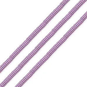 Dettaglio macro di perline a tubo in ematite viola opaca per la creazione di gioielli DIY