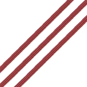 Dettaglio ravvicinato di perline Heishi rosse scure per la creazione di gioielli fai-da-te
