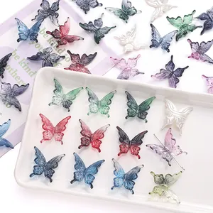 Gros plan de perles papillon en acrylique translucide coloré pour la création de bijoux DIY