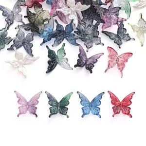 Détail de perles papillon en acrylique translucide aux couleurs dégradées pour bijoux DIY