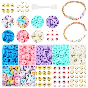 Makro-Detail des DIY-Schmucksets mit bunten Polymer-Perlen und Buchstaben-Anhängern