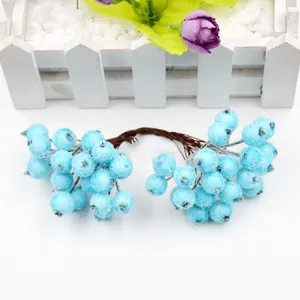 Dettaglio di bacche artificiali blu ghiacciate con glitter per decorazioni floreali fai-da-te