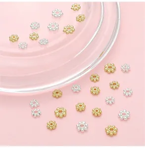 Gros plan de perles d'espacement flocon de neige en or 14K et argent pour bijoux