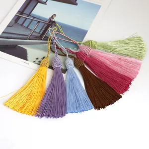 Pendentifs à franges multicolores en polyester avec nœuds dorés et boucles de suspension