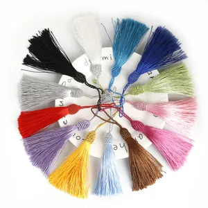 Lot de 13 pompons colorés en polyester avec fil doré sur une assiette décorative en céramique