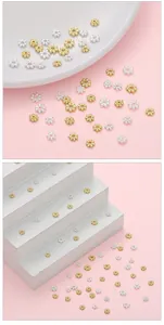 Gros plan de perles d'espacement flocon de neige en or et argent pour bijoux faits main