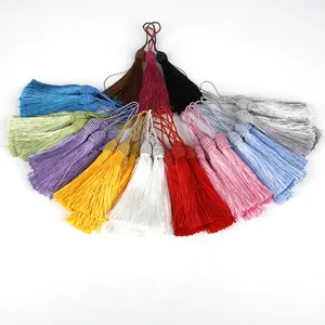 Détails de glands en polyester colorés avec fil d'or et boucles tressées en plusieurs couleurs