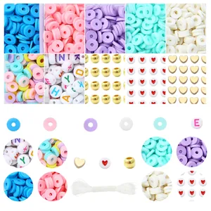 DIY Schmuckset mit bunten Polymer-Ton-Perlen und Alphabet-Anhängern für Armbänder