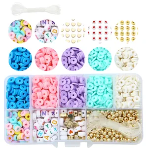 Handgefertigtes DIY Schmuckset mit bunten Polymer-Heishi-Perlen und Buchstaben