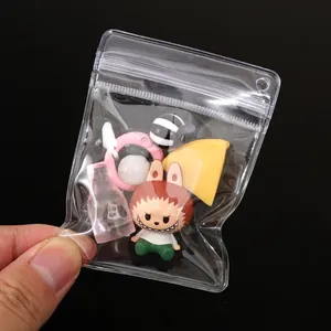 Nahaufnahme von durchsichtigen PVC-Schutzbeuteln mit Miniatur-Monsterfiguren aus Harz