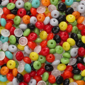 Macro-opname van gekleurde glazen kralen voor DIY-sieraden en handgemaakte kralen