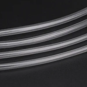 Vista macro di guaine termorestringenti trasparenti per la protezione dei cavi elettrici