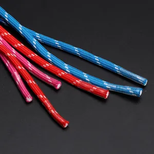Dettaglio di cordoncini intrecciati con punte in guaina termorestringente plastica