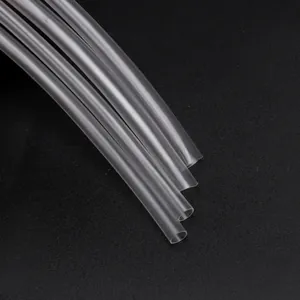 Vista macro di guaine termorestringenti trasparenti da 15 cm con finitura molto flessibile