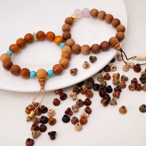 Bracciale di grani in legno di sandalo fatto a mano con nappa e perline DIY