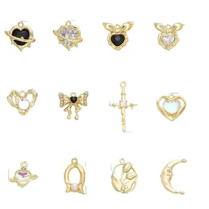 Set aus 12 Goldlegierung-Anhängern mit Herz, Saturn und Kreuz Motiven für DIY Schmuck