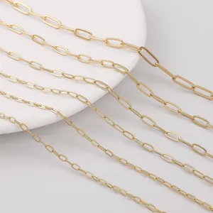 Dettaglio di cinque misure di catene a graffetta placcate oro 14K per creazione gioielli DIY