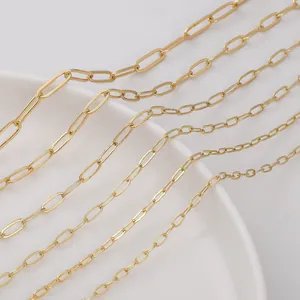 Dettaglio di sei dimensioni di catene a graffetta piatte placcate in oro 14K lucido