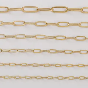 Dettaglio di sei dimensioni di catene a graffetta placcate oro per creazione gioielli DIY