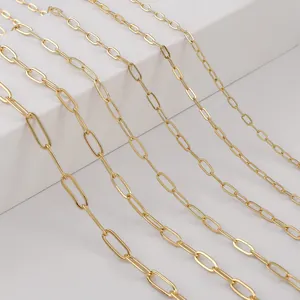 Confronto macro di varie dimensioni di catene a graffetta placcate in oro 14K su base