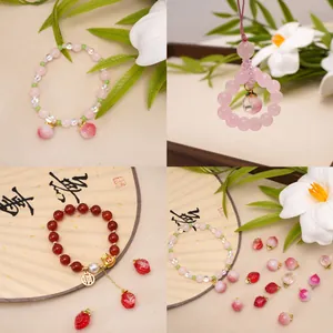 Bracciale in quarzo rosa e corniola con ciondolo pesca in vetro e moneta d'oro
