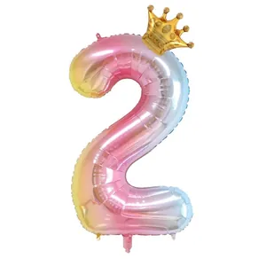 Macro-opname van 32 inch regenboog nummer 2 ballon met gouden kroon feestversiering