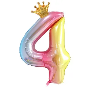 Detail van 32 inch regenboog cijfer 4 ballon met gouden kroon voor verjaardagsfeest decoratie
