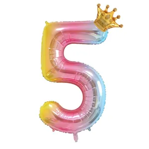 Detail van 32-inch regenboog verloop nummer 5 ballon met gouden kroon voor verjaardagsfeest