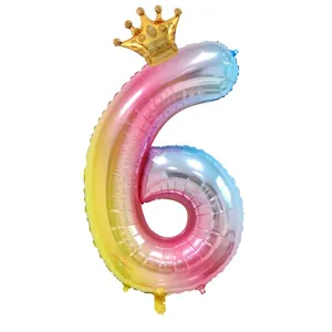 Detail van 32-inch regenboog gradiënt folieballon nummer 6 met een gouden kroon boven