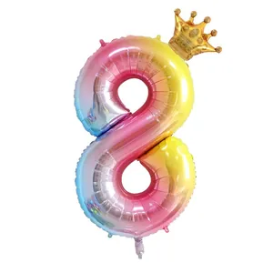 Detail van regenboog verloop nummer 8 ballon met gouden kroon voor een verjaardagsfeestje
