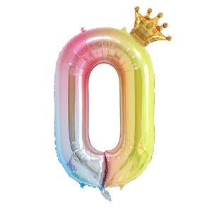 32-inch regenboog cijfer 0 ballon met een gouden kroon voor een verjaardagsfeestje