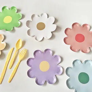 Set di piatti di carta a margherita con posate gialle per decorazioni di compleanni