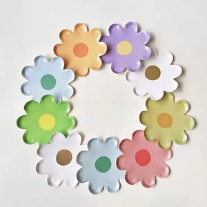 Piatti usa e getta in carta a forma di margherita in colori Morandi per compleanno