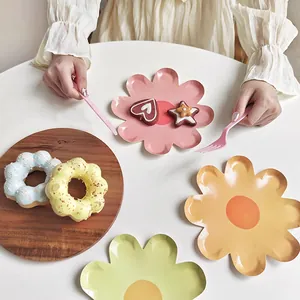 Piatti di carta usa e getta a forma di margherita in colori pastello per feste