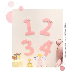 Chiffres 1 à 4 en feutre rose avec marguerites blanches pour décor de fête d'anniversaire