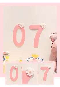 Détail des chiffres d'anniversaire 0 et 7 en feutre rose avec marguerites pour déco