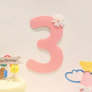 Décoration d'anniversaire numéro 3 en feutre rose avec marguerite et accessoires de fête