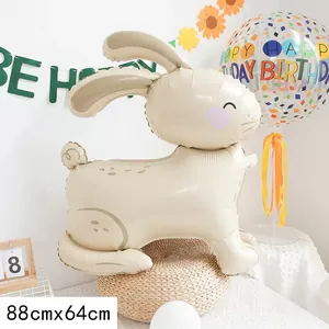 Détail du ballon lapin 3D debout en aluminium mesurant 88x64cm pour décor de fête