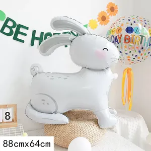 Détail du ballon lapin 4D debout en aluminium avec visage mignon et dimensions 88x64cm