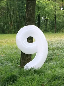 Globo número 9 blanco de 32 pulgadas en el césped para decoración de cumpleaños al aire libre