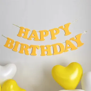 Dettaglio ghirlanda Happy Birthday in feltro con cuori gialli e palloncini per feste